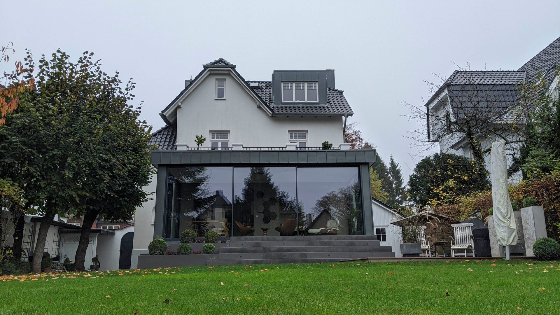 Ein großes weißes Haus mit einem grünen Rasen davor