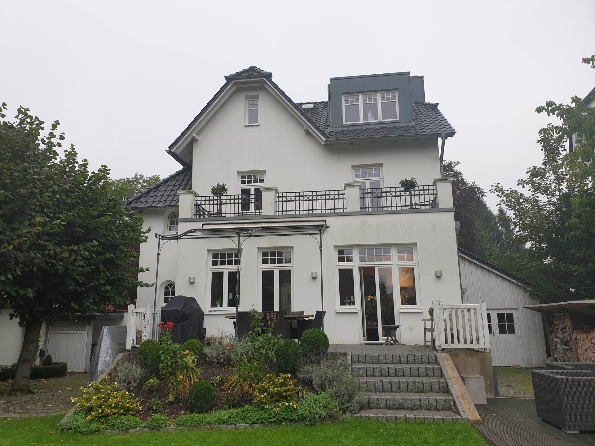 Ein großes weißes Haus mit Balkon und Treppe
