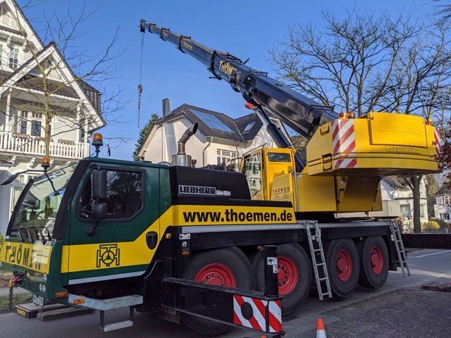 Ein gelb-grüner LKW mit der Website www.thoemen.de an der Seite