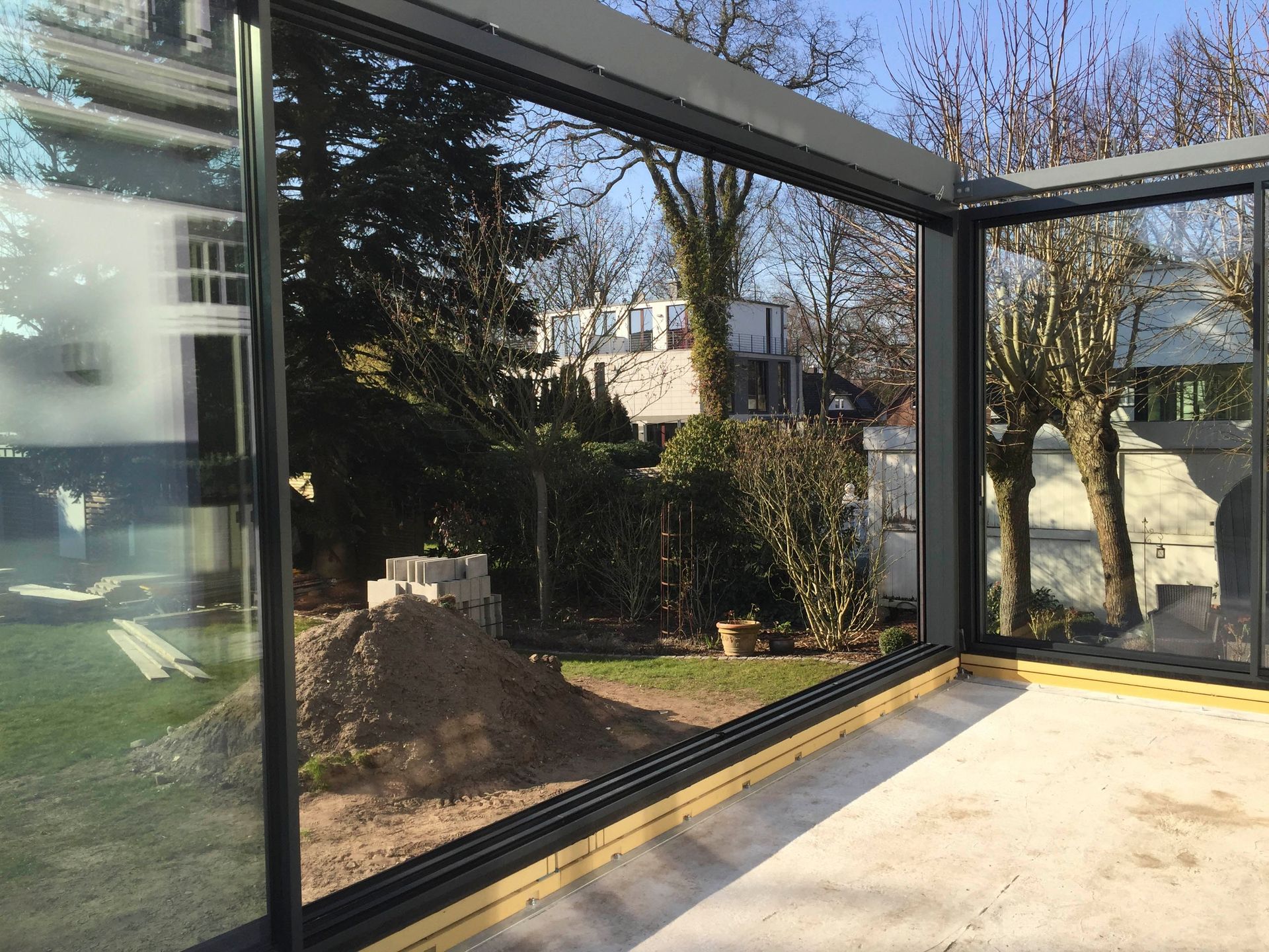 Ein Raum mit vielen Fenstern und Bäumen im Hintergrund