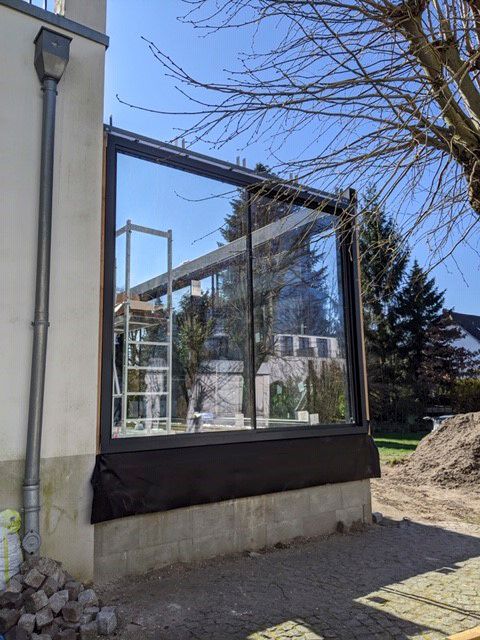 Ein großes Fenster an der Seite eines Gebäudes