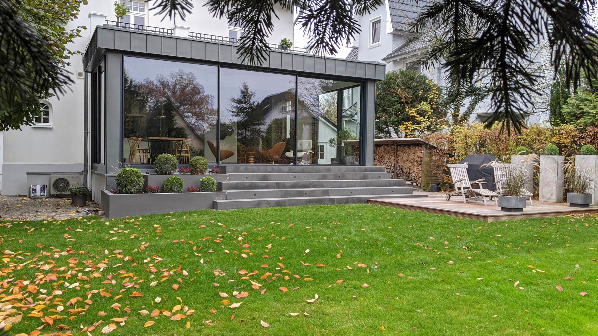 Ein großes Haus mit einer großen Wiese davor.