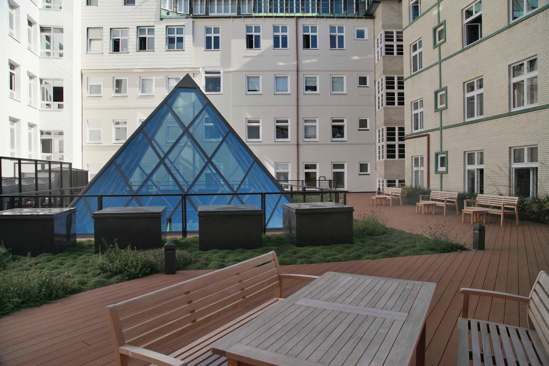 Ein großes Gebäude mit einer Pyramide in der Mitte