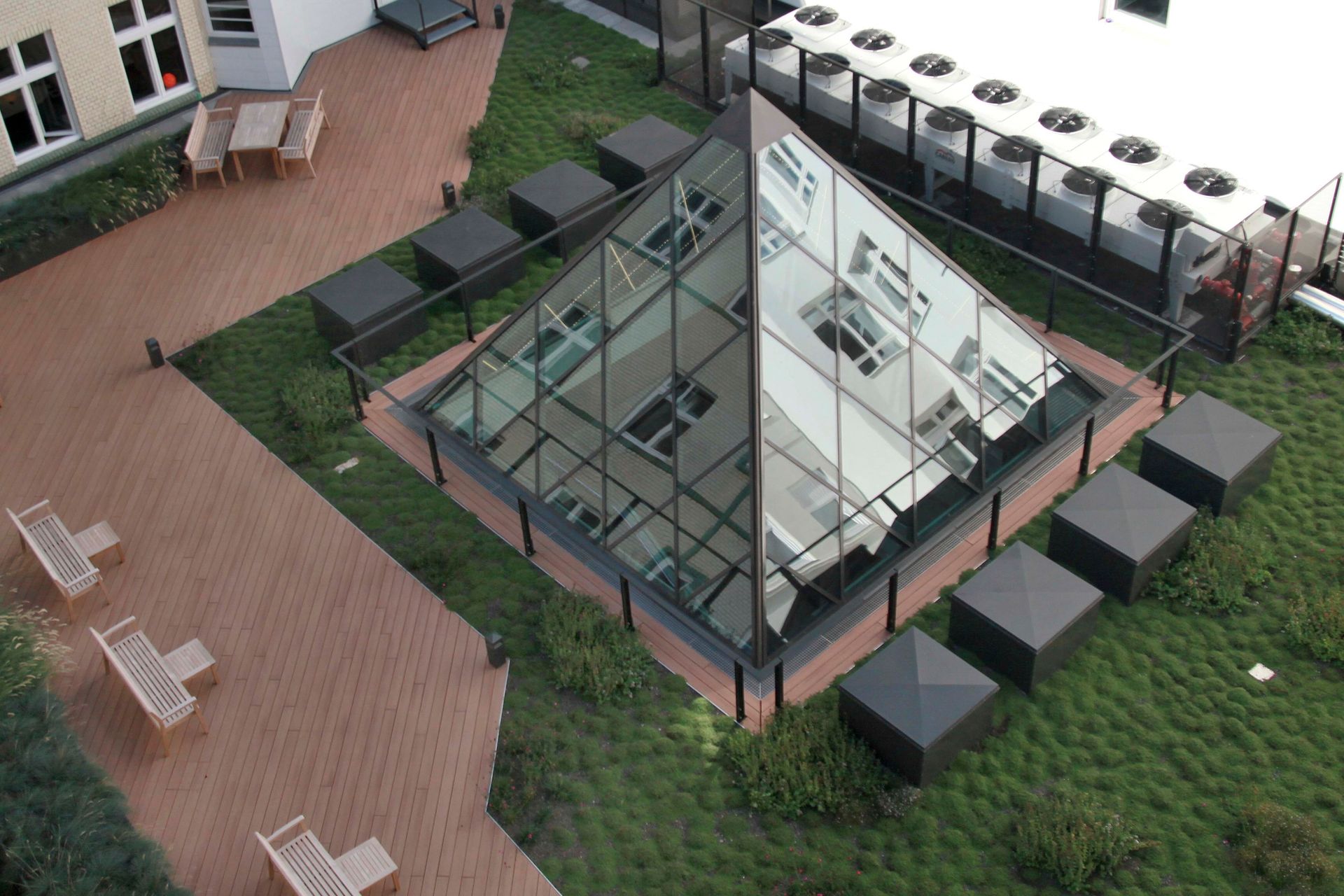 Eine Luftaufnahme eines pyramidenförmigen Gebäudes