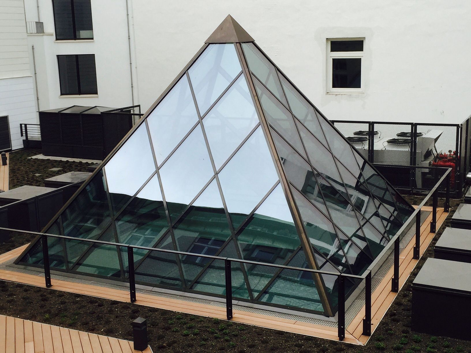 Ein pyramidenförmiges Gebäude mit einem Glasdach