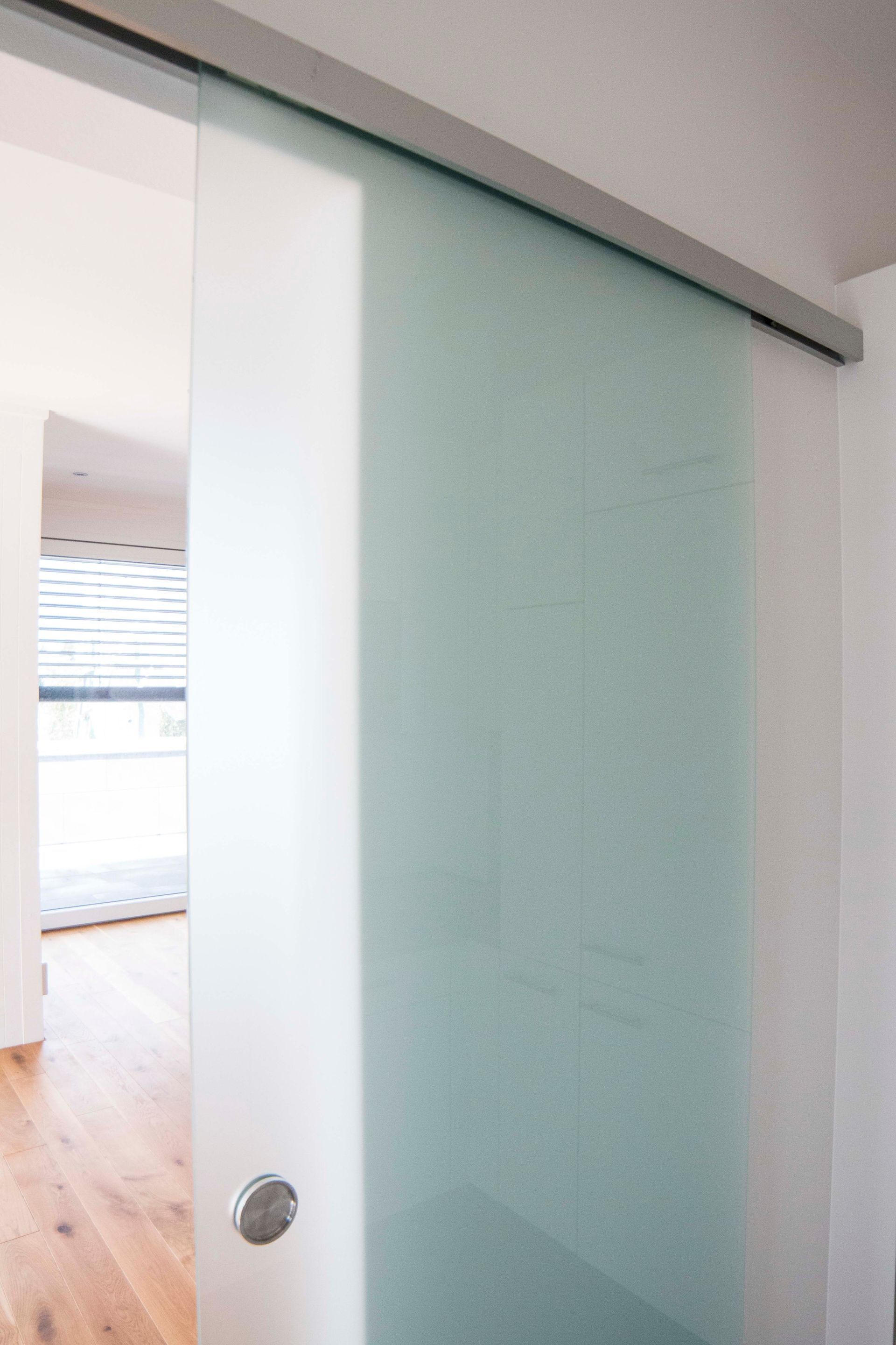 Eine Nahaufnahme einer Glasschiebetür in einem Raum.