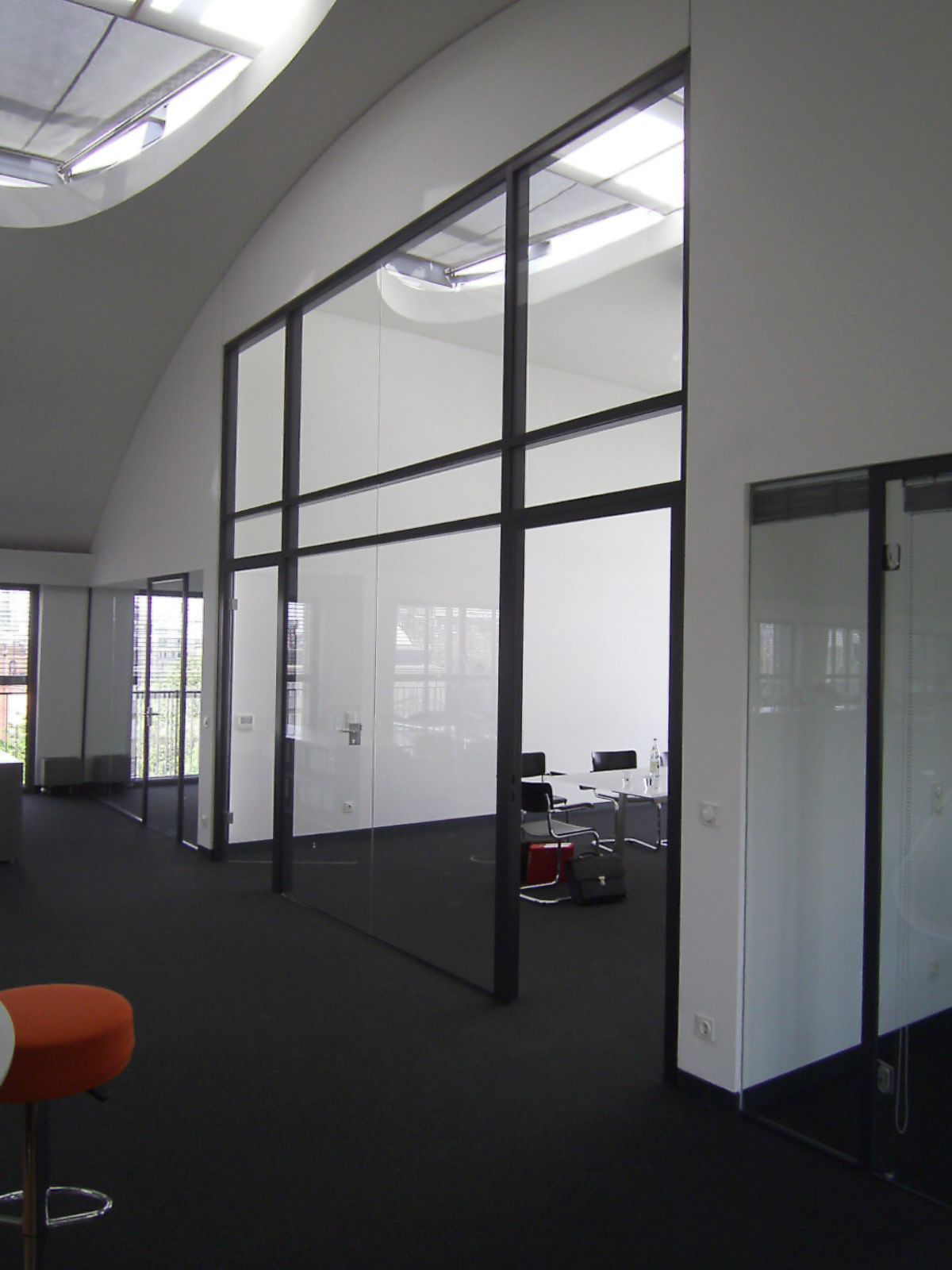 Ein großer Raum mit vielen Glastüren