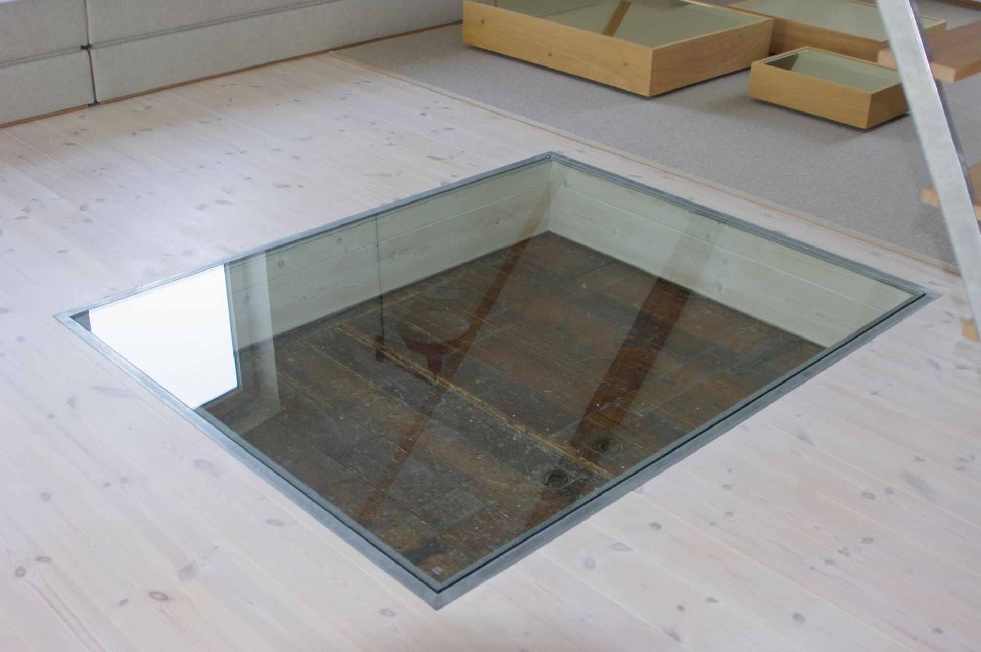 In der Mitte des Raumes befindet sich ein Glasboden.