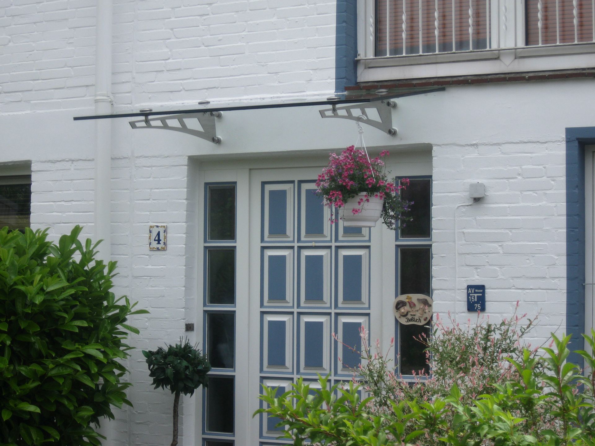 Ein weißes Haus mit der Nummer 41 darauf