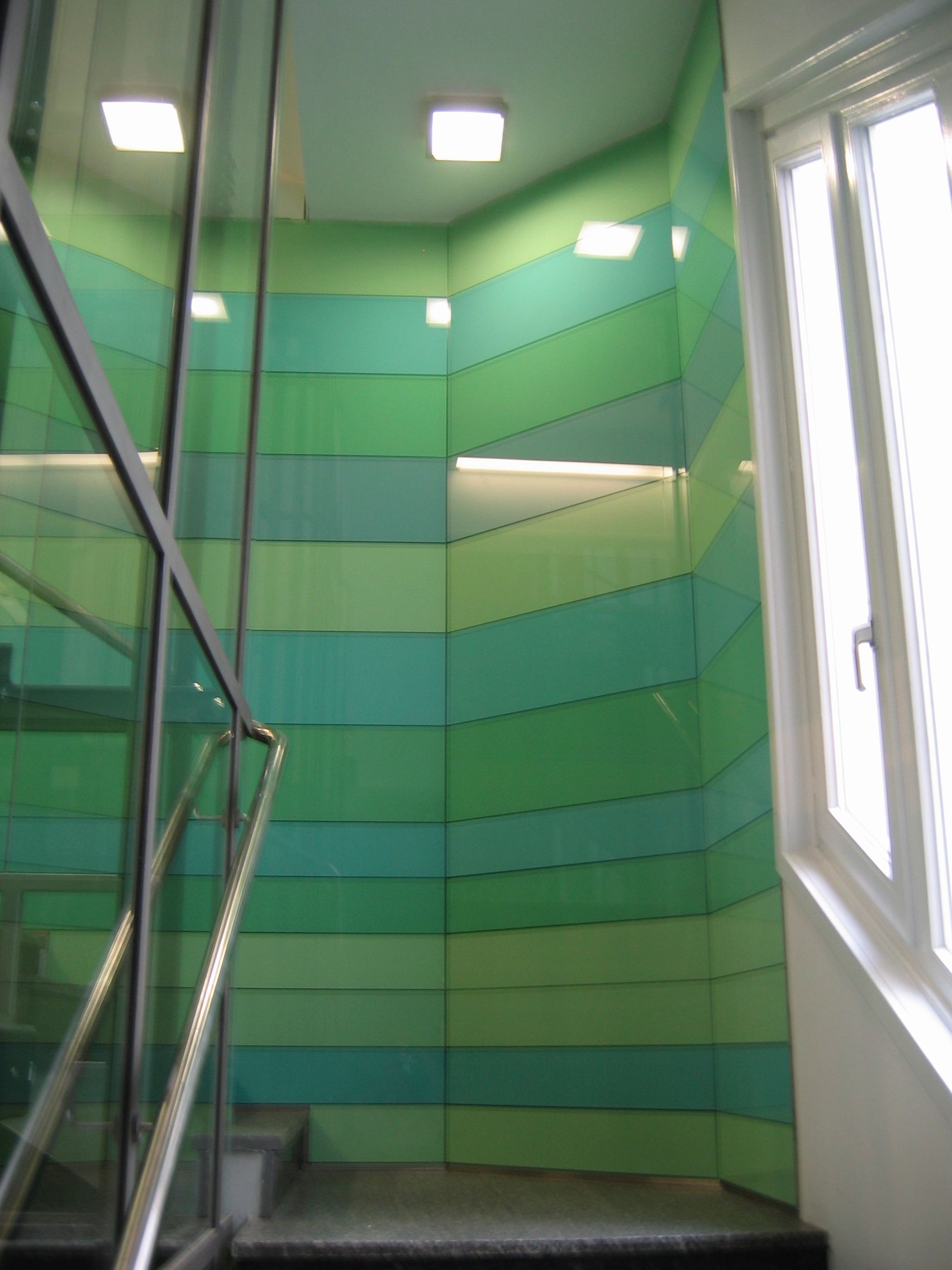 Eine Treppe mit grünen Wänden und einem Fenster