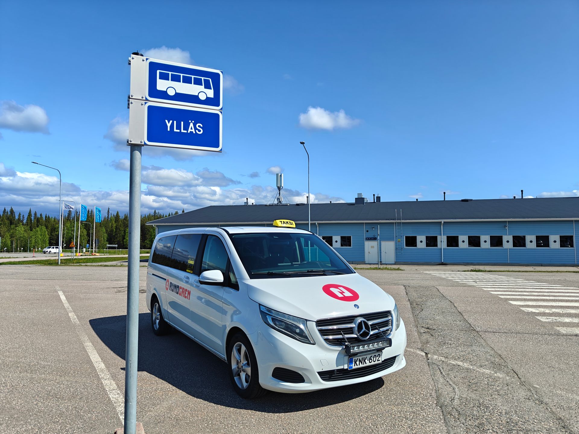 Kuljetus odottaa Ylläksen Bussipysäkillä lentoasemalla Rundgren Taksi +3584578758455