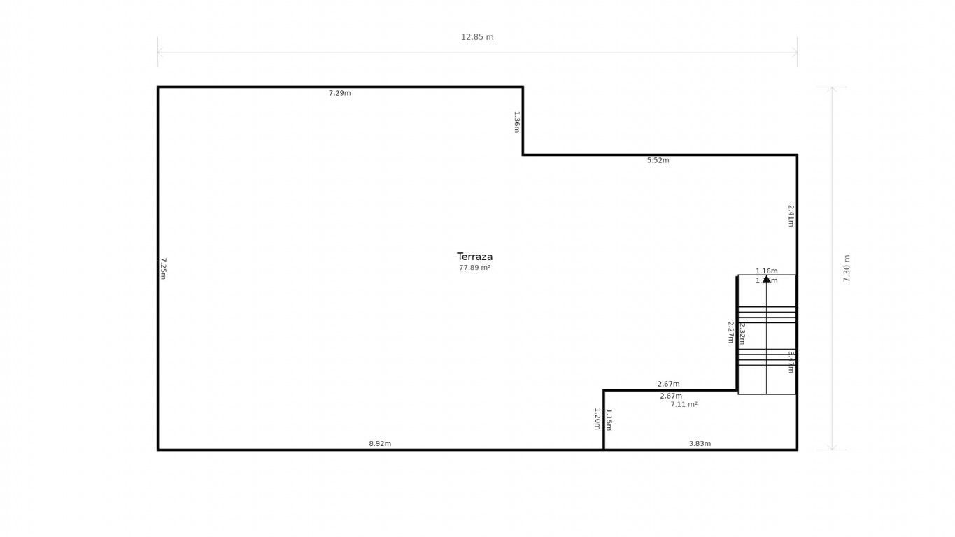 Plano de una terraza con medidas indicadas. La distribución muestra un espacio rectangular con una pequeña entrada escalonada.