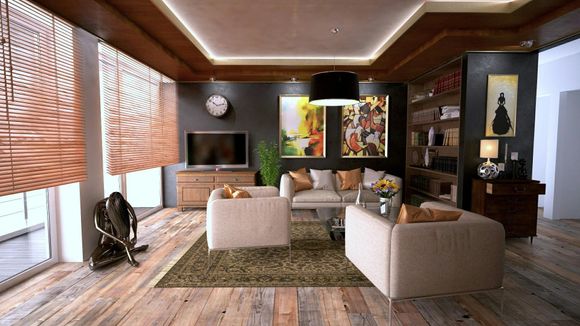 Acogedora sala de estar con muebles color beige, detalles de madera, obras de arte y luz natural.