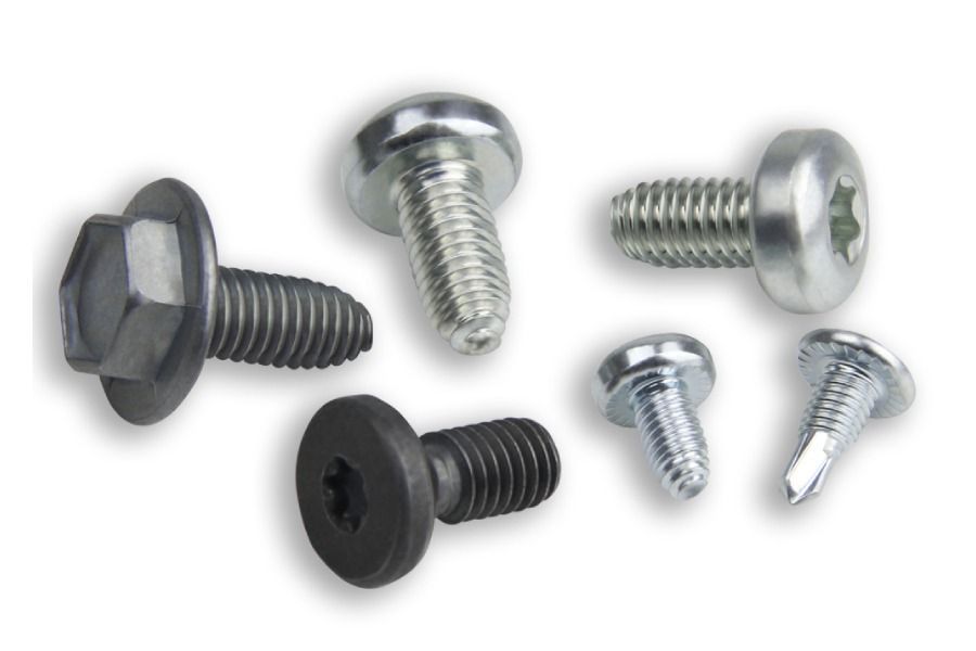 Varios tipos de tornillos metálicos con diferentes formas de cabeza: hexagonal, redonda y avellanada.