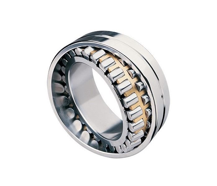 Primer plano de un rodamiento de rodillos cilíndricos; anillos exterior e interior plateados, con separadores dorados y rodillos cilíndricos.