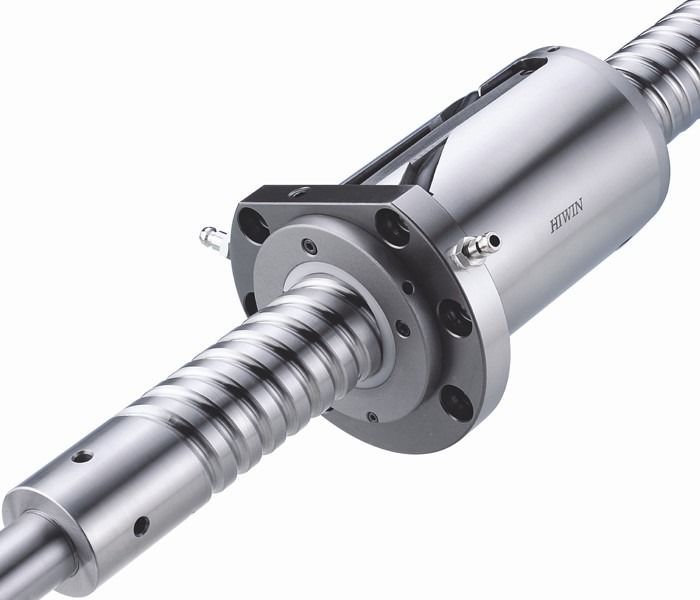 Primer plano de un conjunto de tornillo de bola, un eje de metal con ranuras helicoidales y una tuerca cilíndrica, utilizado para movimiento lineal de precisión.