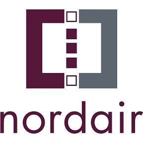 Logotipo de Nordair: Dos cuadrados abiertos y conectados (burdeos y gris) con tres cuadrados en el centro; debajo se muestra