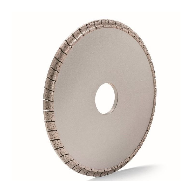 Una hoja de diamante circular con un agujero central y un borde de corte segmentado.