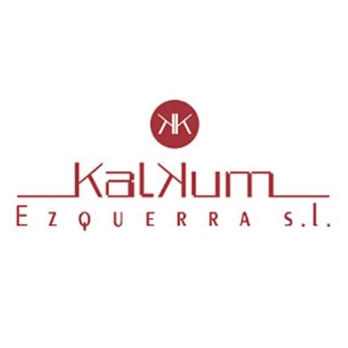 Logotipo para Kalkum Ezquerras sl, que presenta texto en rojo con el nombre de la marca y un símbolo encima.