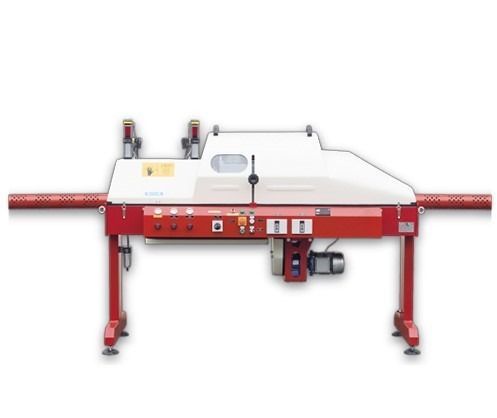 Máquina industrial de color rojo y blanco con dos extensiones horizontales, apta para cortar o procesar materiales.
