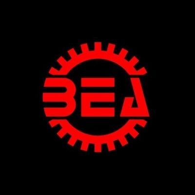 Logotipo BEA rojo dentro de un engranaje rojo sobre fondo negro.