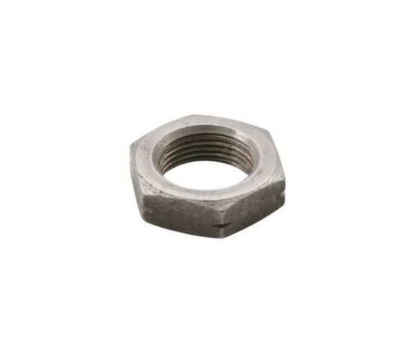 Tuerca hexagonal con rosca interior, fabricada en metal, situada sobre una superficie blanca.