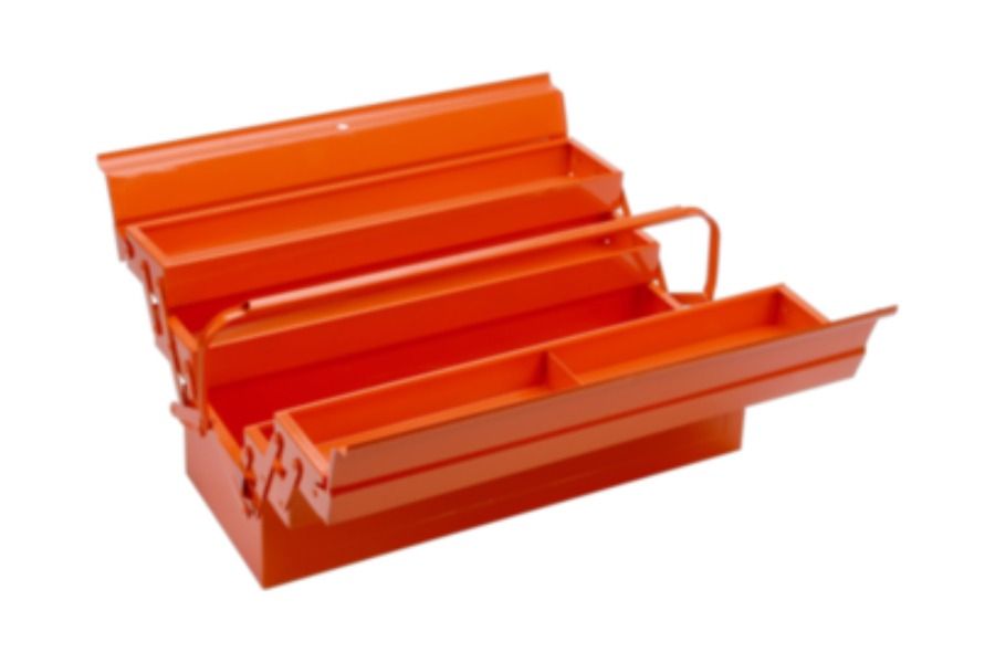 Caja de herramientas de metal naranja con tres secciones escalonadas, abierta y lista para guardar herramientas.