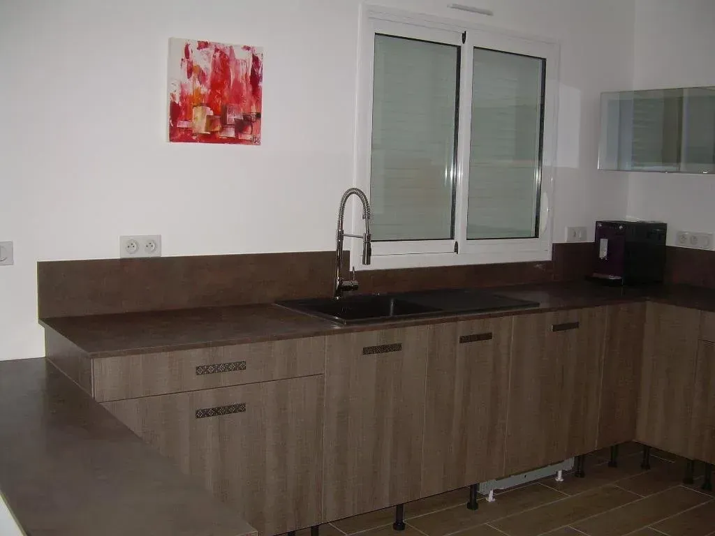 Cuisine neuve de couleur marron