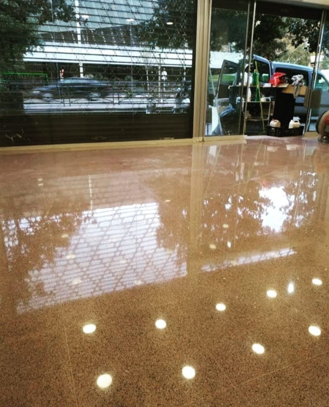 Un piso brillante con una ventana al fondo.