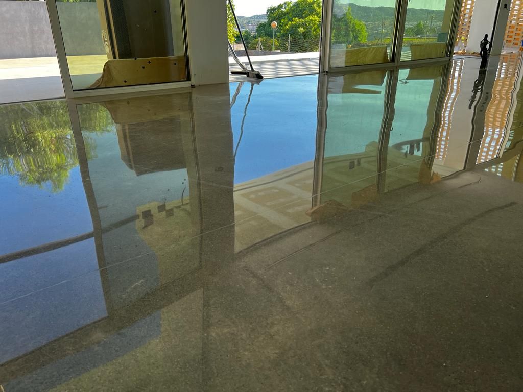 Una habitación con una piscina al fondo.