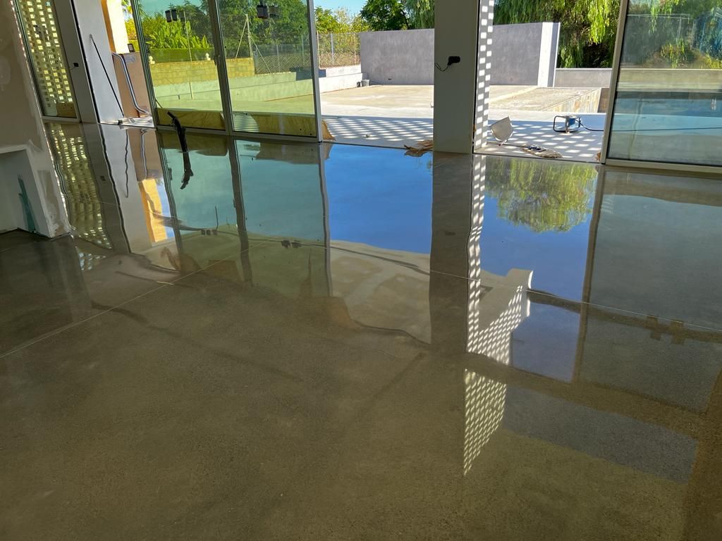 Una habitación con muchas ventanas y un suelo brillante.