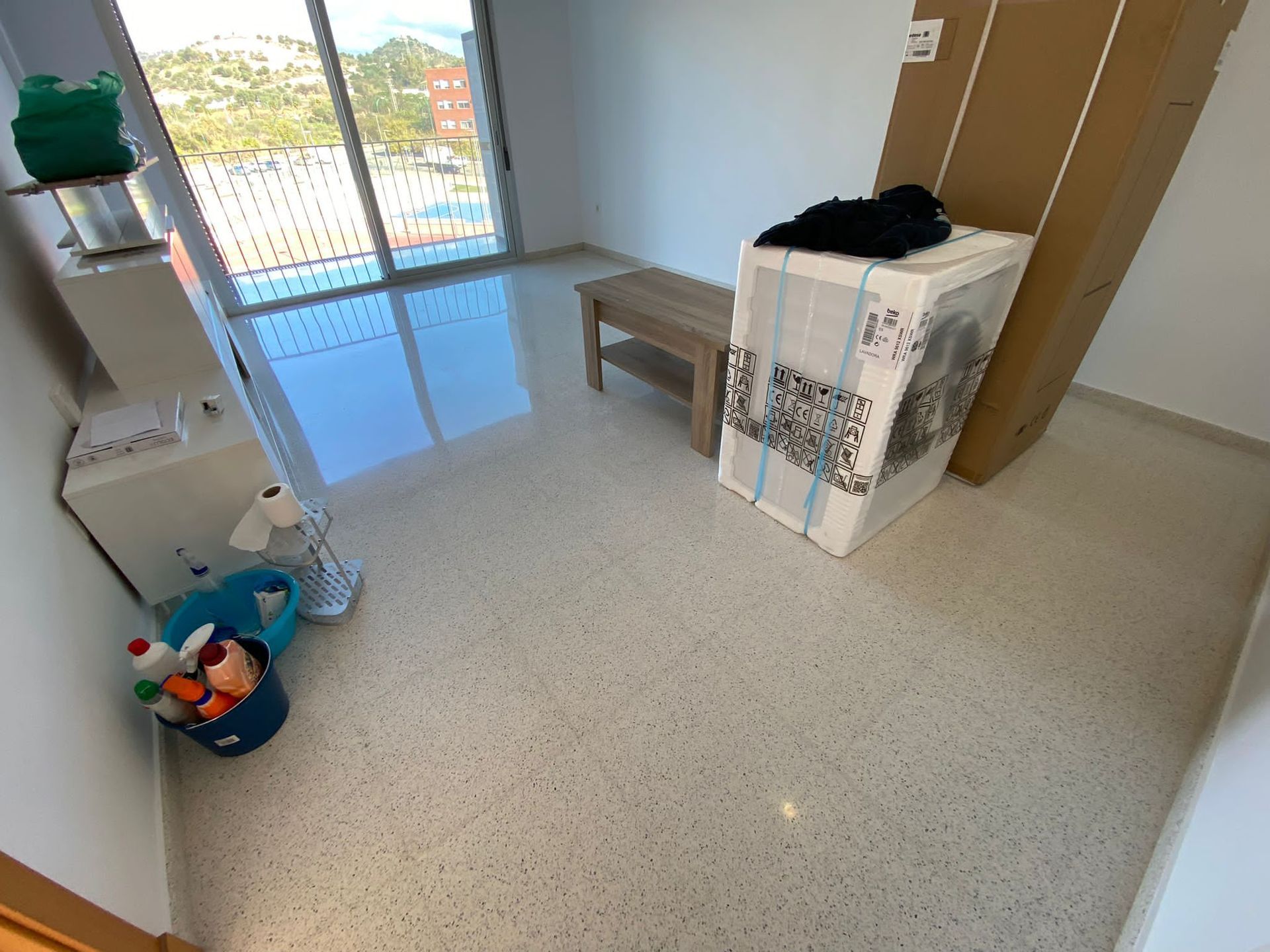 Una habitación con una lavadora y una mesa dentro.