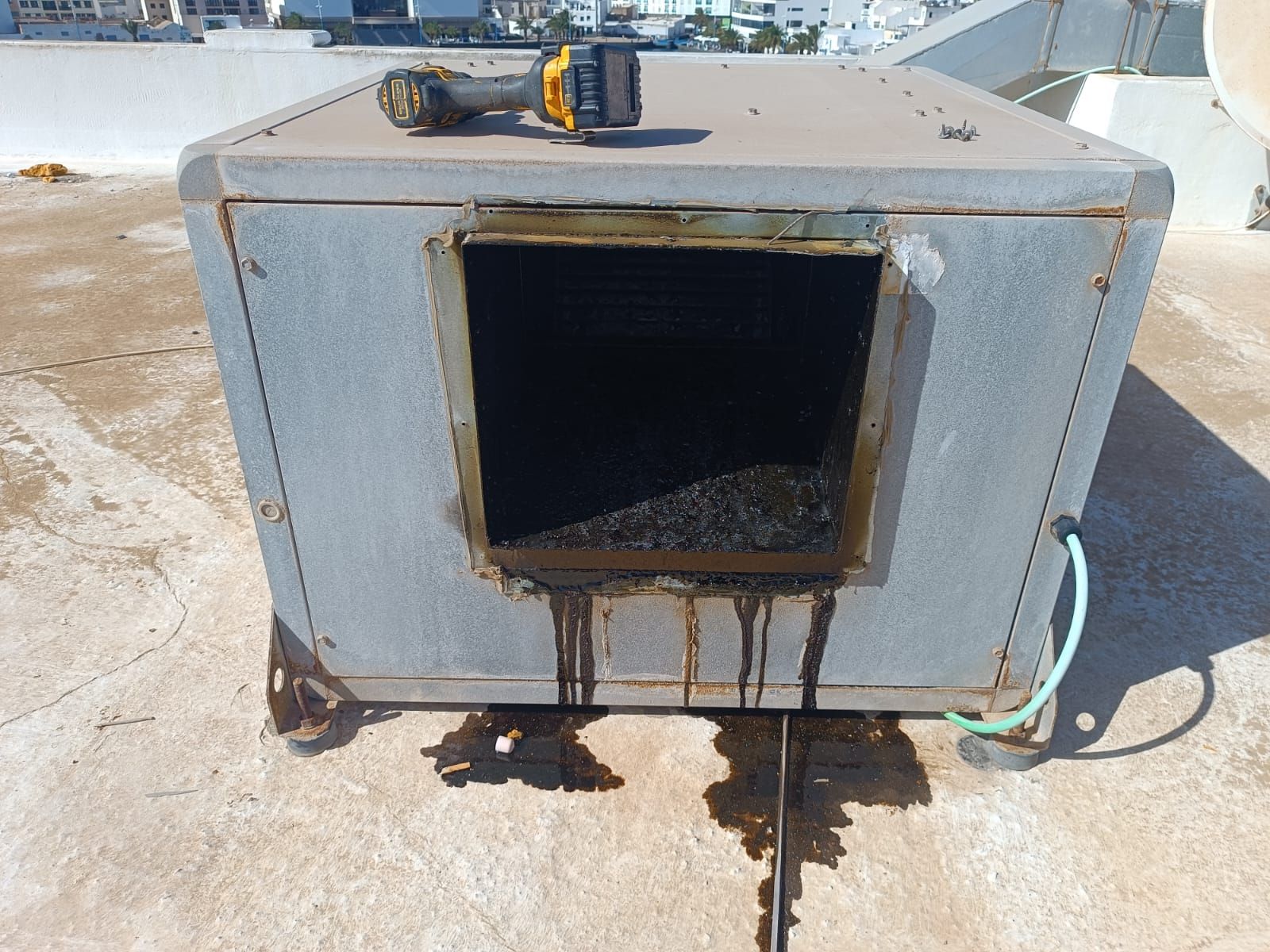 Una caja con un agujero y un taladro encima.