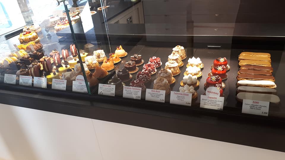 Pâtisseries individuelles en vitrine