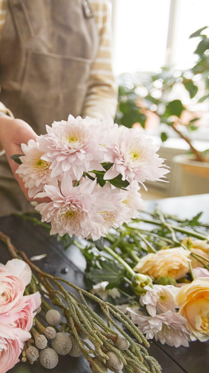 Personne qui tient des fleurs pastel 