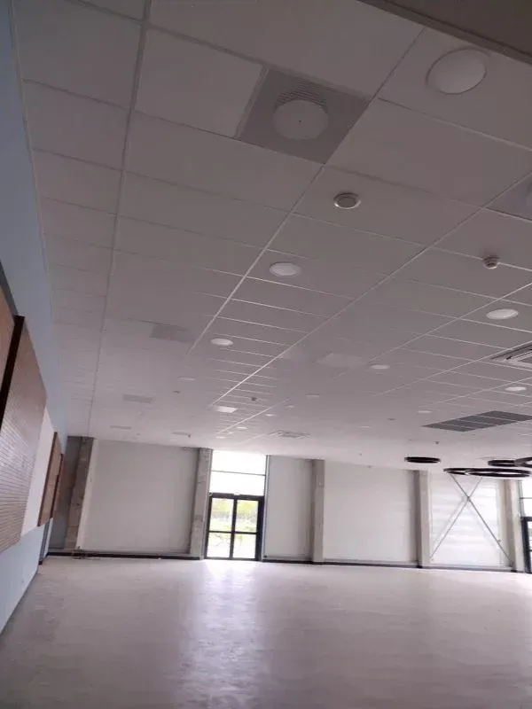 Faux plafond dans une grande pièce vide.