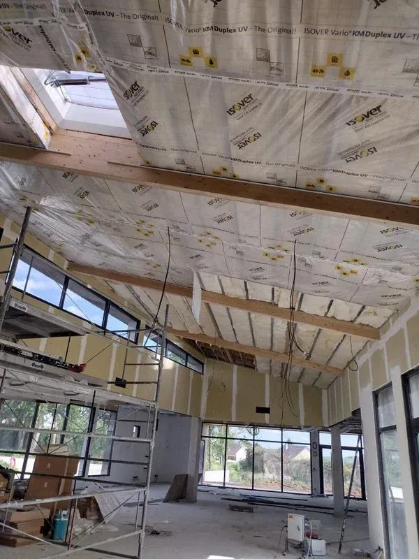 Un plafond en cours d'isolation.