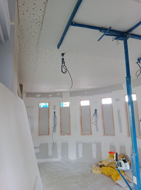 Travaux de plâtrerie et isolation d'un plafond.