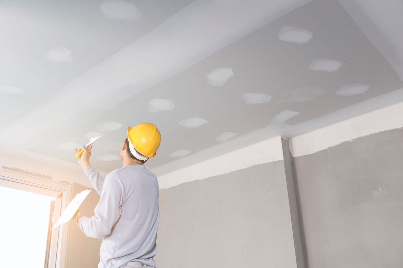 Artisan qui exécute des travaux de finition