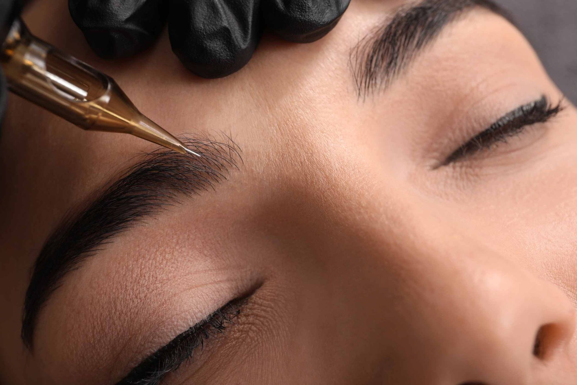 Una mujer se está haciendo un tatuaje en las cejas.