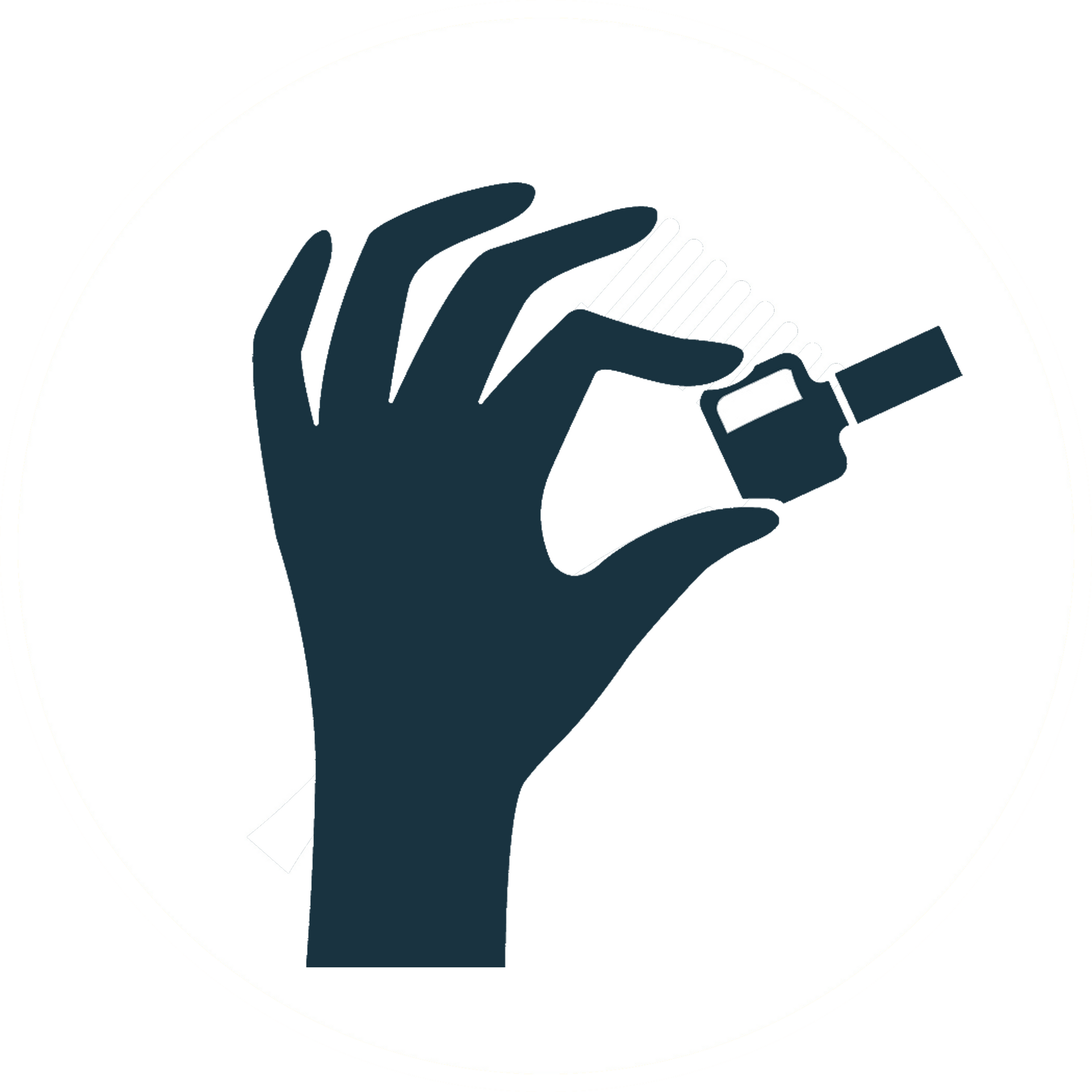 Una mano sostiene una botella de esmalte de uñas.