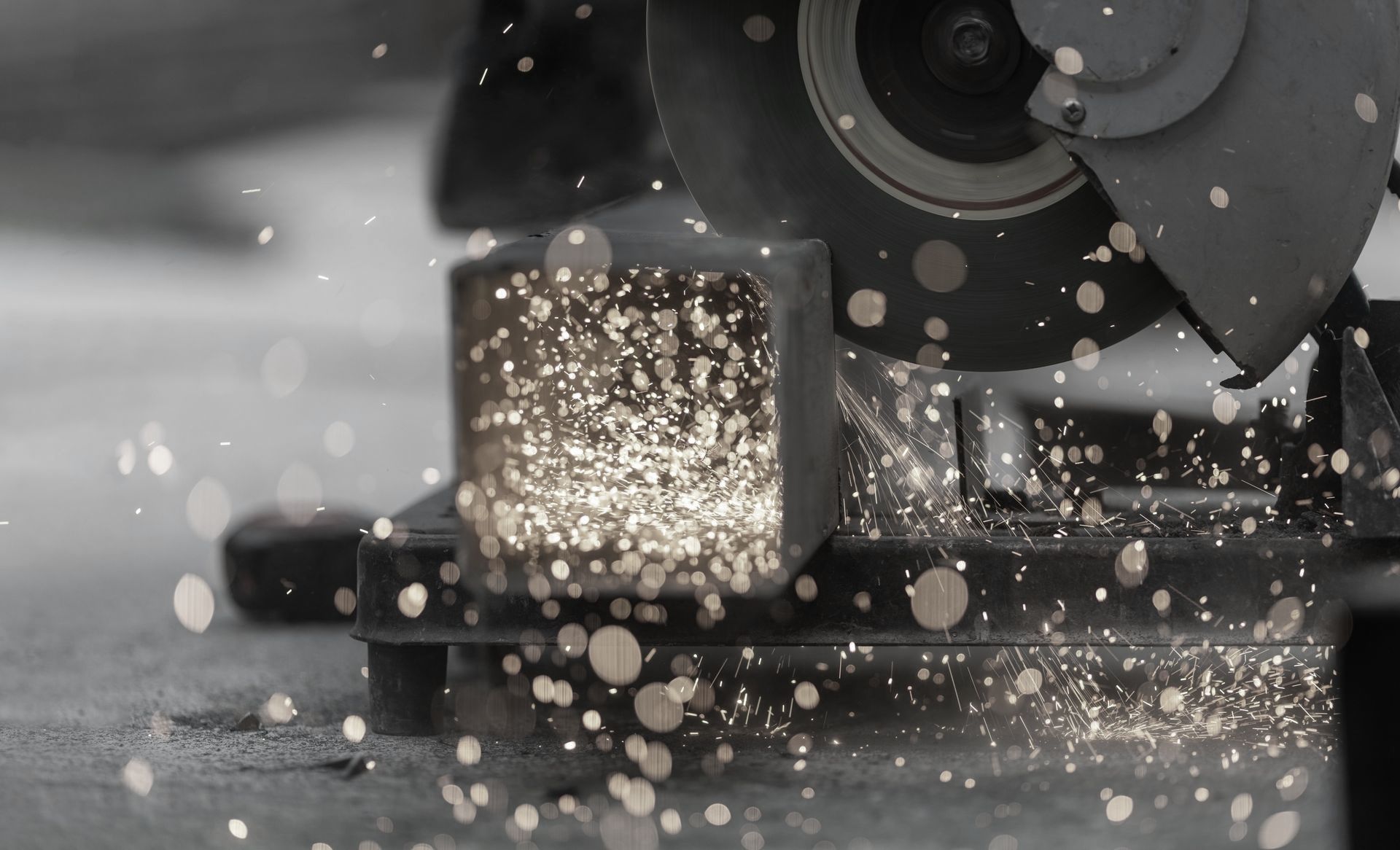 Une machine pour couper l'acier