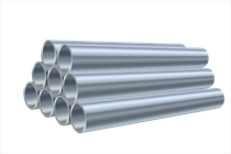 Un stock de tube en acier superposé