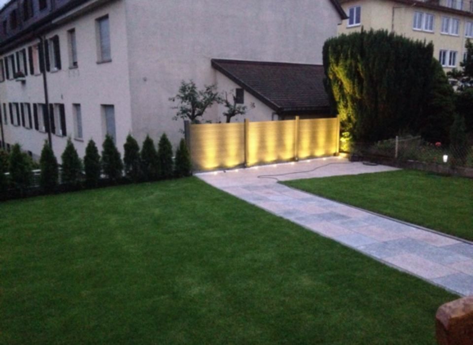 Elektro Wölfle – ein Gartenzaun wird von unten ausgeleuchtet