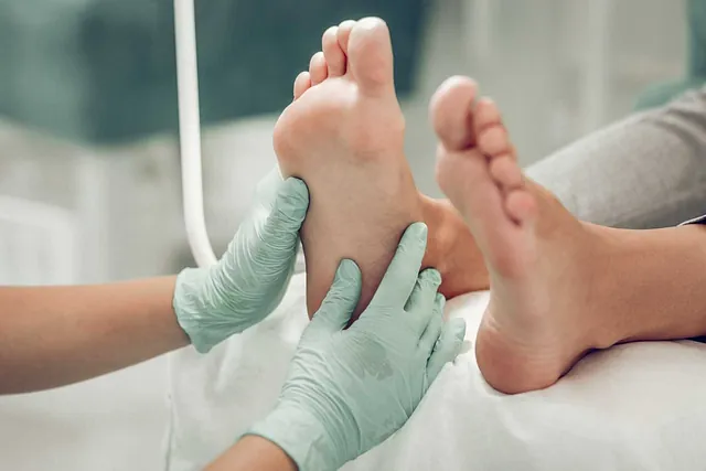 Una persona está siendo examinada por un médico.