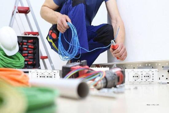 Elektro Winkler GmbH: Handwerker verlegt Kabel