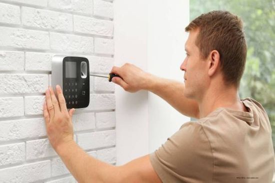 Elektro Winkler GmbH: Handwerker repariert eine Elektroanlage