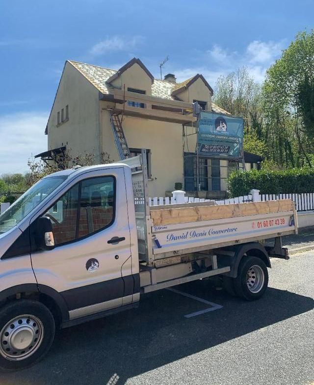 Un camion benne de l'entreprise de couverture