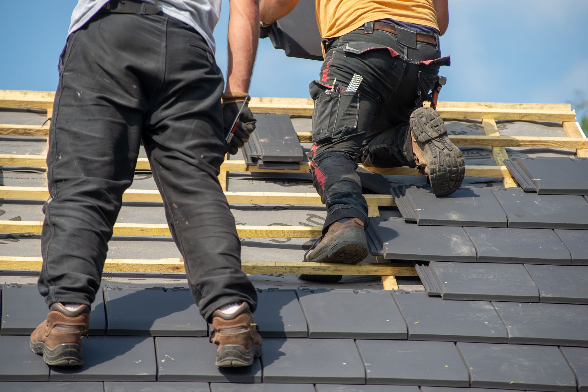 Des hommes sur un toit pour la rénovation de votre couverture