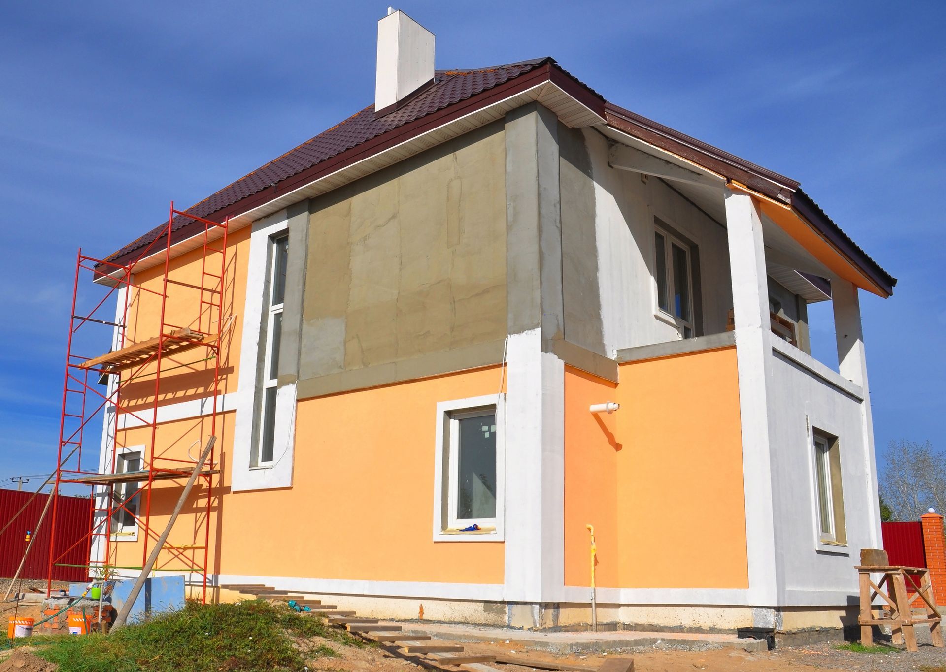 Une façade de maison peinte redonnant un coup d'éclat